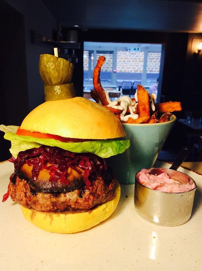 לינה וארוחת בוקר אוקהאם Mill Street Pub & Kitchen מראה חיצוני תמונה